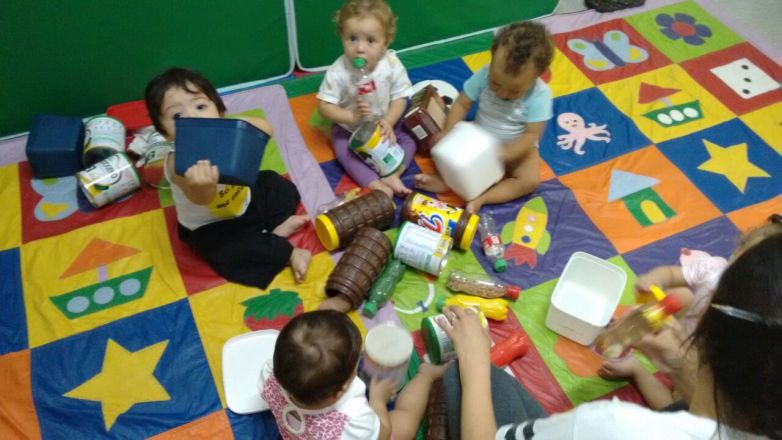 Berçário brincando com reciclagem